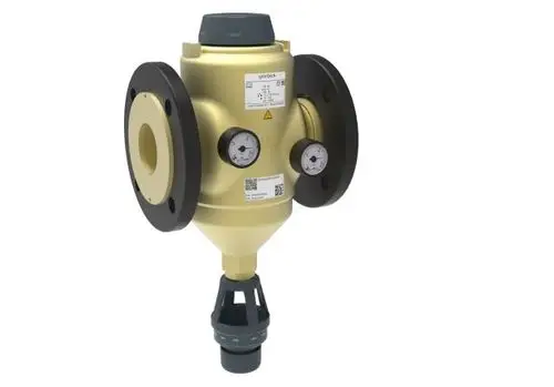 Rückspülfilter in kompaktem Design von Grünbeck, mit zwei Manometern zur Drucküberwachung und Anschlussmöglichkeiten für die Wasserversorgung.